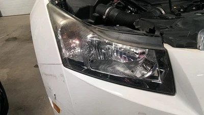Used Right Headlight Assembly fits: 2014 Chevrolet Cruze Right Grade C - Imagem 1 de 4