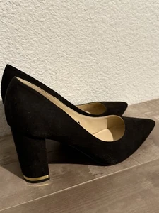 Marc Fisher spitz zulaufender Pumps mit Blockabsatz – Größe 8,5 M aus schwarzem Wildleder mit goldenen Details - Bild 1 von 10