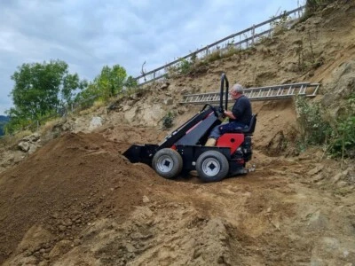 Miniradlader Radlader Hoflader Minibagger Lader Hoftrak mit 17 PS  - Bild 1 von 4