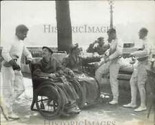 1938 Press Photo Fencers chat with patients at St. Thomas' Hospital in London