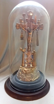Antiguo crucifijo Arma Christi de metal tono dorado bajo cúpula de vidrio Foto 1 de 4