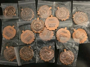 16--VIETNAM OFENSIVA ORIENTAL 1972 medallas distribuidor oferta de venta completa - sin cinta - Imagen 1 de 24