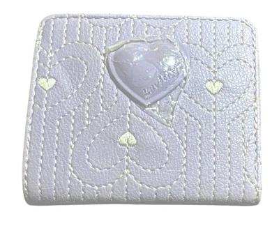 ¡Nuevo! Cartera Betsey Johnson Snap Solapa Corazones Lavanda, Costuras Blancas Foto 1 de 4