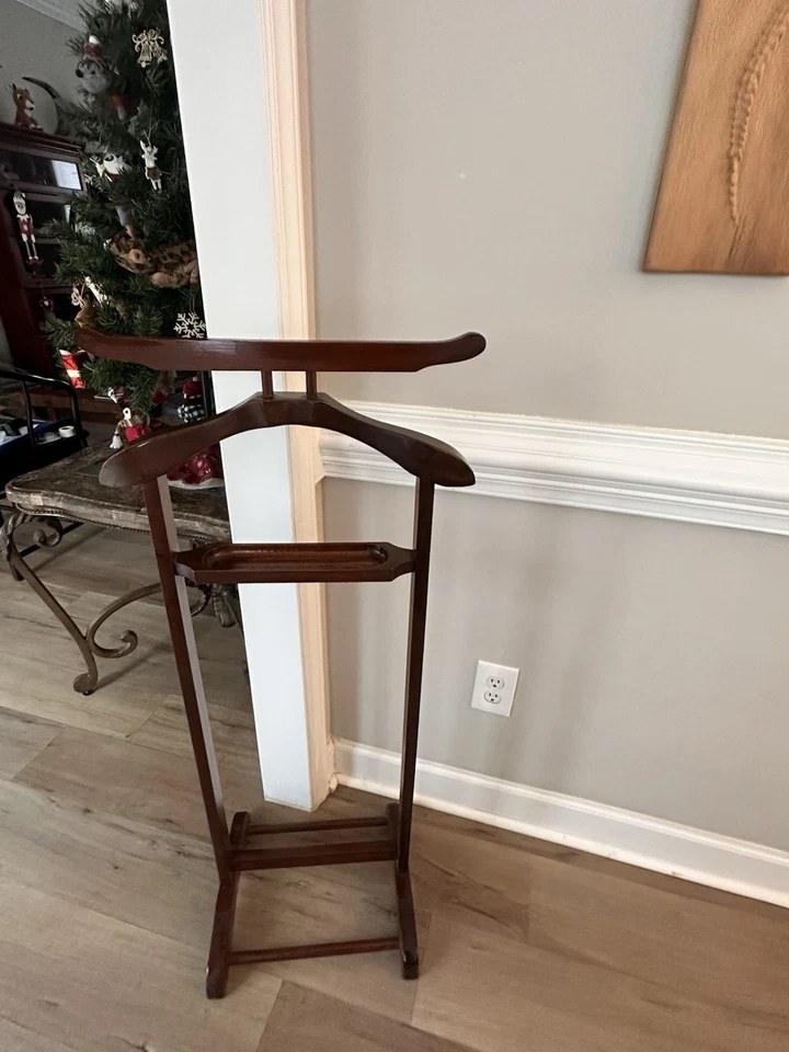 Elegante soporte de valet de madera vintage Foto 1 de 4