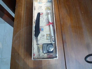 Ens. Black feather calligraphy with ink bottle and metal holder - Picture 1 of 2