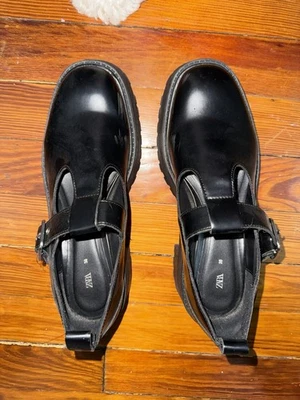 Sapato plataforma Zara feminino preto patenteado barra T Mary Jane robusto tamanho 40 (EUA 9) - Imagem 1 de 3