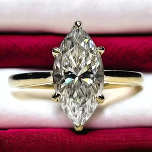 Anello di Fidanzamento 2,60 CTW Marquise Moissanite Alone Nascosto Placcato Oro Giallo 14k - Foto 1 di 10