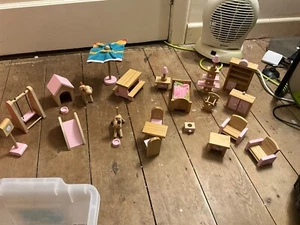 Asda Puppenstubenmöbel aus Holz mit Katze und Hund - Bild 1 von 5