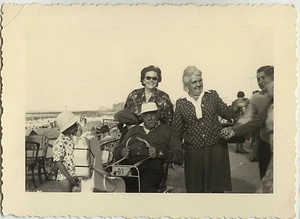 ALTES FOTO - VINTAGE SNAPSHOT - SPIELZEUG MANN PEDALPFERD LUSTIG - HORSE - Bild 1 von 1