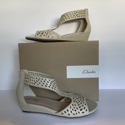 Sandalia Clarks Collection Abigail Marfil Perforada Tobillo Envoltura Cremallera 6.5 Limpia Usada en Excelente Condición Foto 1 de 4
