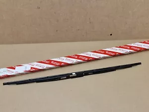 Toyota Hilux Mk8 Front Right Wiper Blade 2005-on 85212YZZAU Genuine NEW OEM - Picture 1 of 11