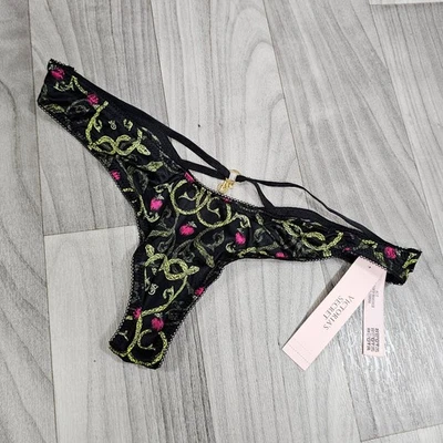 Victoria's Secret Tanga Negro Sedoso con Tirantes con Logo Dije Estampado Serpiente, Talla XS Foto 1 de 4