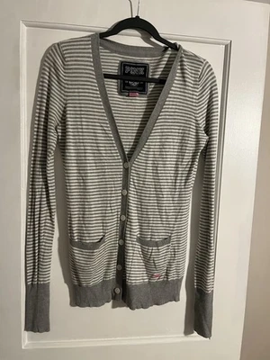 Cárdigan a rayas gris y blanco Pink By Victorias Secret. Talla pequeña. Foto 1 de 4