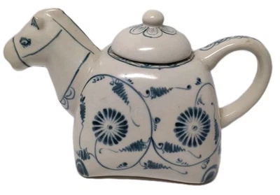 Tetera cerámica en forma de caballo azul y blanco de colección  Foto 1 de 4