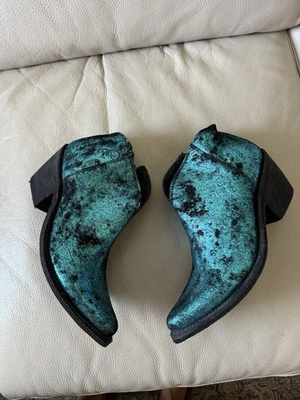 Liberty Black Size 9 Metallic Green Pointed Toe Heeled Zipper Booties - Image 1 of 4