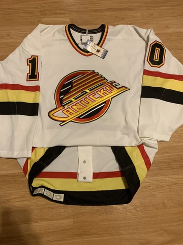 NWT Signed Authentic Pavel Bure Vancouver Canucks CCM Hockey Jersey White 48 Cover