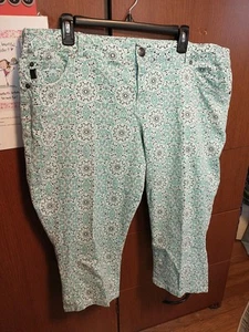 Torrid Women's Jean Capris~sz 22~42" Waist~20" Inseam Paisley~Cotton~Spandex~NEW - Picture 1 of 8