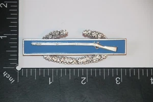 INSIGNIA DE INFANTERÍA DE COMBATE DE METAL DE ESTADOS UNIDOS COMO SEGUNDA GUERRA PATRÓN TAMAÑO COMPLETO BUEY PLATA BUEY PLATA BUEY BUEY BUEY - Imagen 1 de 3