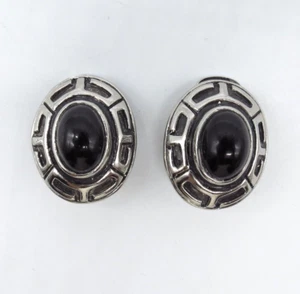 Vintage schwarze Harz Cabochon ovale Clip-On Ohrringe griechisches Schlüsselmuster silberfarben - Bild 1 von 10