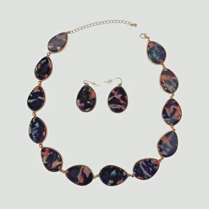Juego de acrílico negro y colores imitación carcasa - collar/pendiente colgante perforado tono dorado - Imagen 1 de 8
