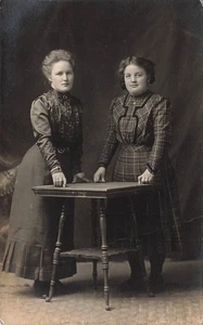 RPPC TWO WOMEN FRIENDS PORTRAIT c1910 REAL PHOTO POSTCARD 092325 U - Picture 1 of 2