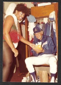 1982 Phil Niekro Compleanno BRAVES NON FIRMATO 3-3/8 x 5 FOTO ISTANTANEA ORIGINALE #39 - Foto 1 di 1