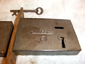 Par de cerraduras de mortaja Chicago #5415 con llave (misma llave para ambas) 4 1/8"x1" cara de latón - Imagen 1 de 5