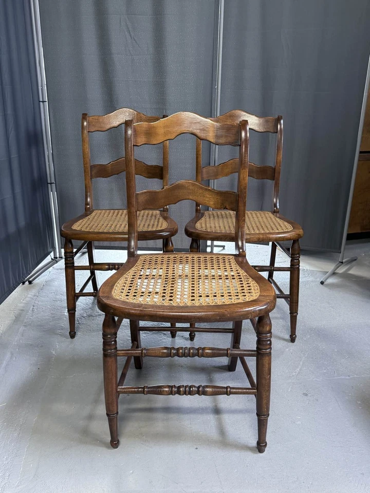 Juego de 3 sillas de madera con respaldo de escalera del siglo XIX asientos de caña comedor Foto 1 de 4