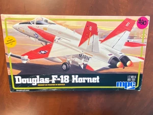 Douglas F-18 Hornet Modellbausatz im Maßstab 1:72 von MPC - Bild 1 von 3