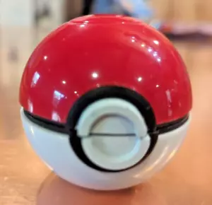 Pokeball Grinder 2.5 pulgadas rojo/blanco amoladora de metal nunca usada - Imagen 1 de 4