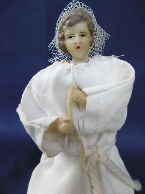 POUPEE ANCIENNE EN CIRE - COMMUNIANTE SUR BOITE DE DRAGEES - HAUTEUR 17 CM (2) - Photo 1/4