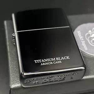 Custodia Armatura Zippo Titanio Nero Logo Lato Accendino Olio Incisione Ottone Giappone Nuovo - Foto 1 di 17