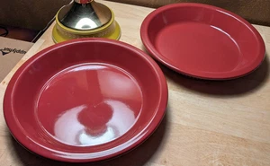 SET BESTEHEND AUS 2 Pfaltzgraff USA Steinzeug Ofengeschirr 10 3/8" tiefe Schale Kuchenplatte - rot - Bild 1 von 4