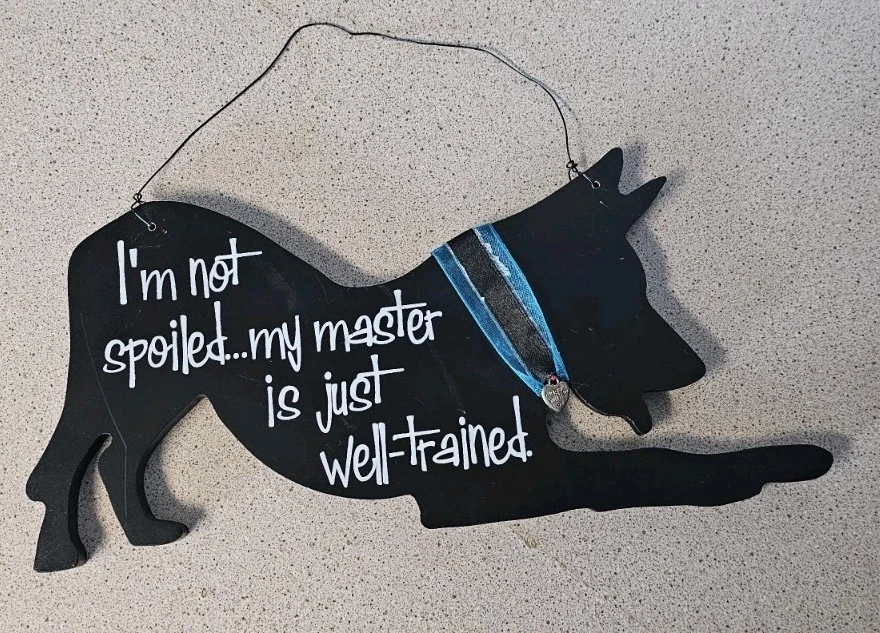 Letrero colgante de comida para perros - No estoy mimado... Mi amo está bien entrenado negro Foto 1 de 1