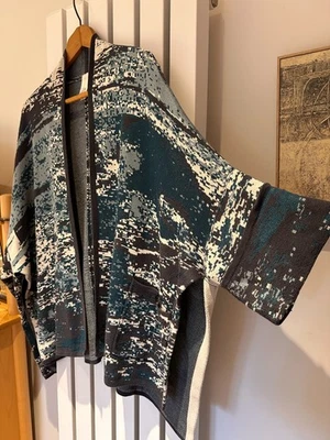 Cardigã Marla Wynne feminino oversized tamanho L 70" peito cinza/azulado manga curta - Imagem 1 de 4