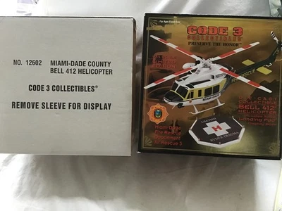 Código 3 (12602) escala 1/64 MIAMI DADE COUNTY Bell 412 helicóptero y plataforma de aterrizaje Foto 1 de 4