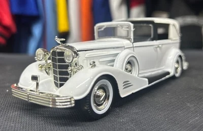 SIGNATURE DIECAST  White 1933 CADILLAC FLEETWOOD  CAR NIB - Image 1 of 4