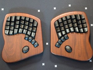 Keyboardio Model 100 Split Keyboard with walnut finish + tenting kit - Afbeelding 1 van 11
