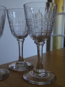 BACCARAT 4 ANCIENS PETITS VERRES A LIQUEUR EN CRISTAL MODELE CAVOUR ht 9 cm - Picture 1 of 7