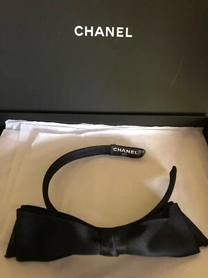 CHANEL VINTAGE Diadema Chanel satinada negra con acento de lazo. CAJA  Foto 1 de 4