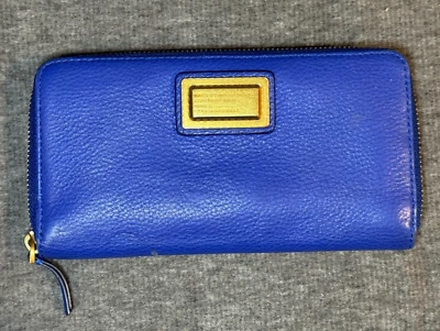Cartera Marc by Marc Jacobs de cuero azul ropa de trabajo placa dorada logotipo cremallera alrededor Foto 1 de 4