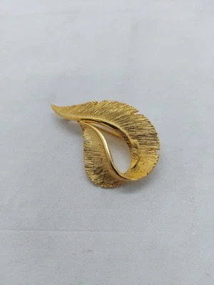 BROCHE vintage fantasia assinado textura SARAH COVENTRY tom dourado pena - Imagem 1 de 4