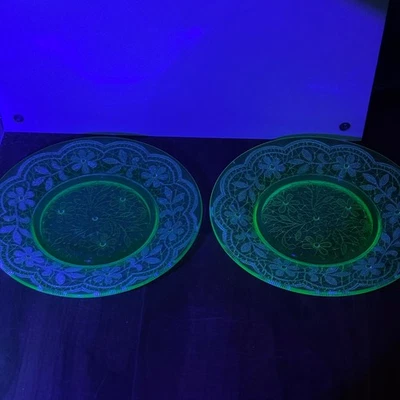 Lote de 2 Platos Grabados Vintage Uranio Verde Vidrio Brillante Patrón Sandwich Foto 1 de 3