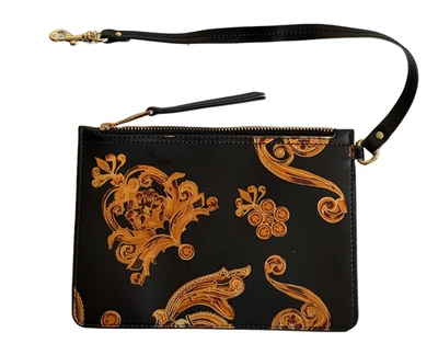 Bolsa de pulso Versace Jeans Couture barroca, preta/dourada, zíper e alça para chave - Imagem 1 de 4