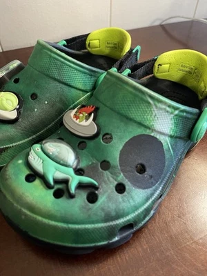 Zueco Crocs Niños Verde Ron English Área 54 Brilla en la Oscuridad Talla C13 Foto 1 de 4
