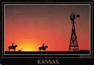 Kansas KS, Cowboys Pferde Hund & Windmühle Sonnenuntergang Silhouette, Vintage Postkarte - Bild 1 von 2