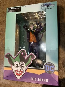 Diamond Select Toys DC Gallery: The Joker PVC Figure w/ Original Box - Picture 1 of 3