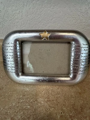 "Marco de fotos plateado grabado estrella dorada 'Fond Memories' tiene capacidad para 3,5 x 5""" Foto 1 de 4