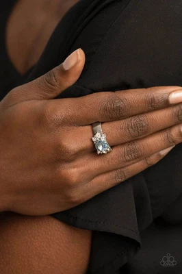 Paparazzi-Joyería, Eflorescencia Encantadora - Anillos Púrpura Foto 1 de 3