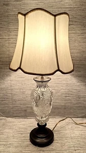 Vintage Clear Crystal Table Lamp w/ Cut Geometric Designs Brass Base & Hardware - Imagen 1 de 10
